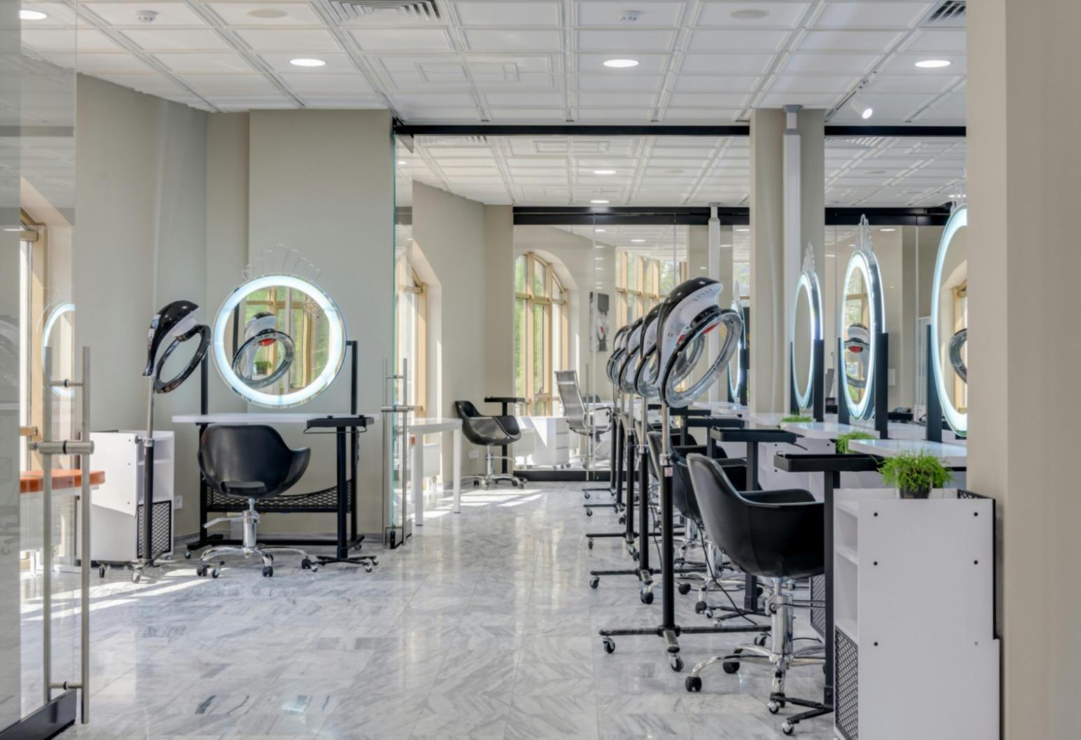 Studio di formazione manicure nelveriona con postazioni professionali e ambiente accogliente per l'apprendimento
