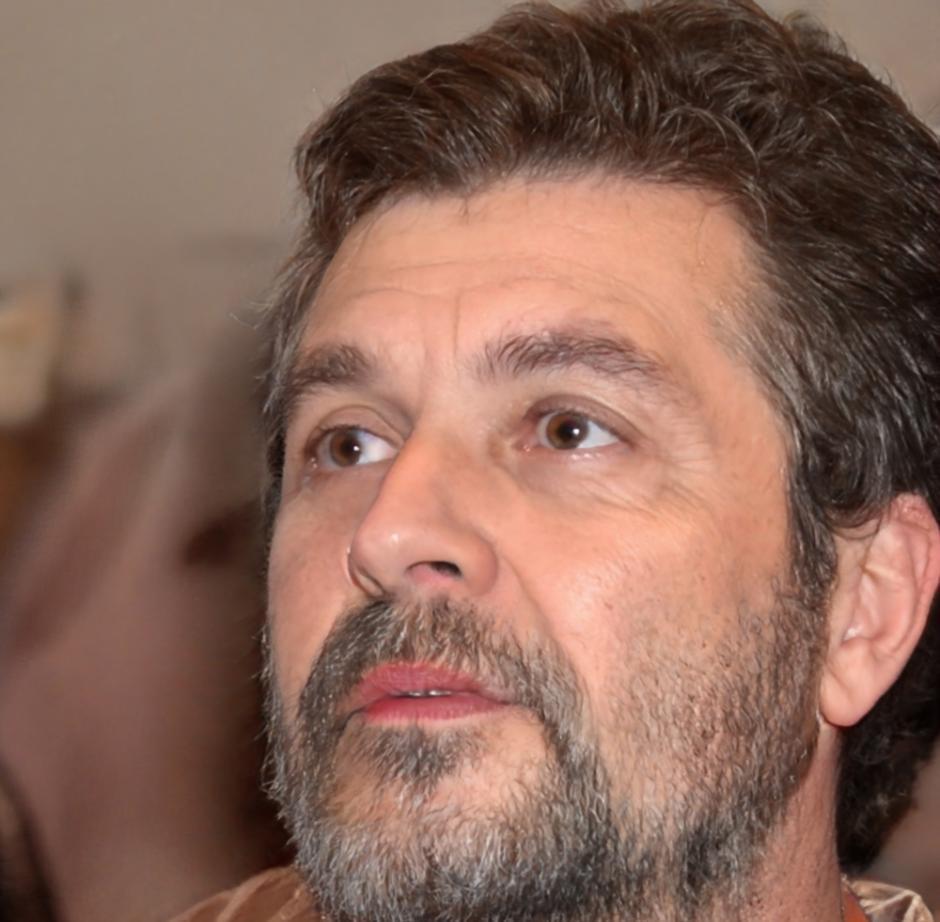 Ritratto professionale di Alessandro Torriani, specialista in ricostruzione unghie